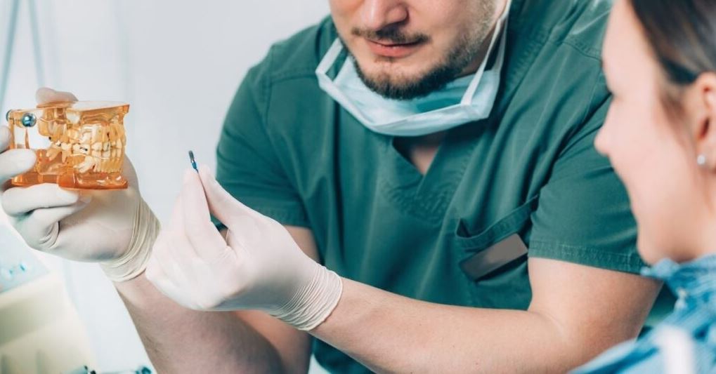 Implanty w Turcji – pierwszy i drugi etap leczenia implantologicznego